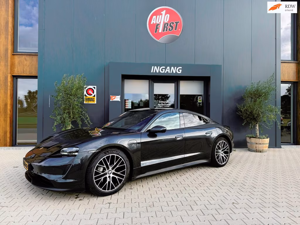 Porsche Taycan Performance 84 kWh l pano l bose l 360 camera