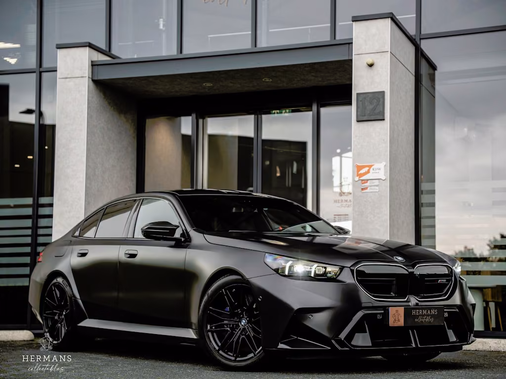 BMW M5 5-serie Limousine G90 / B&W Audio / Frozen / M-Carbon / Pano