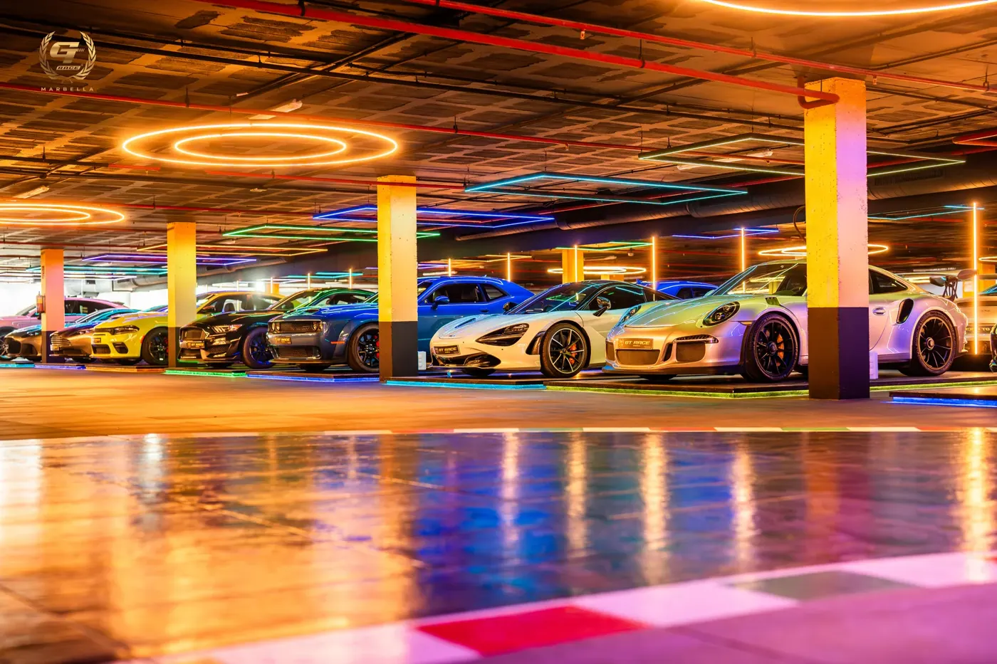Supercars in de garage van GT Race Marbella