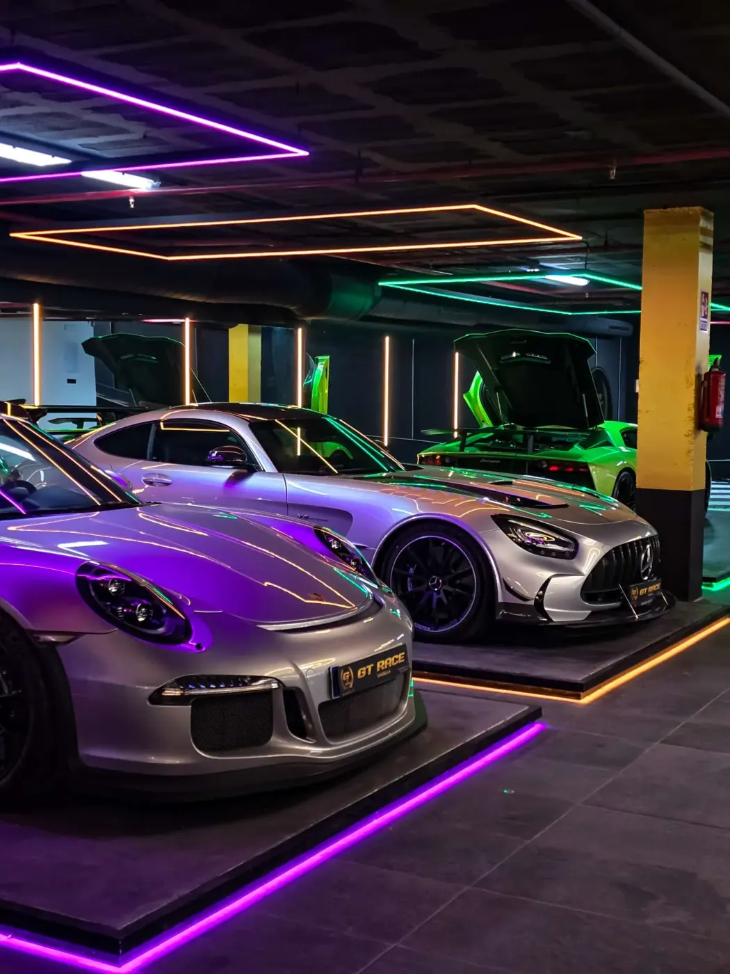 Porsche en Mercedes-AMG op verlichte platforms
