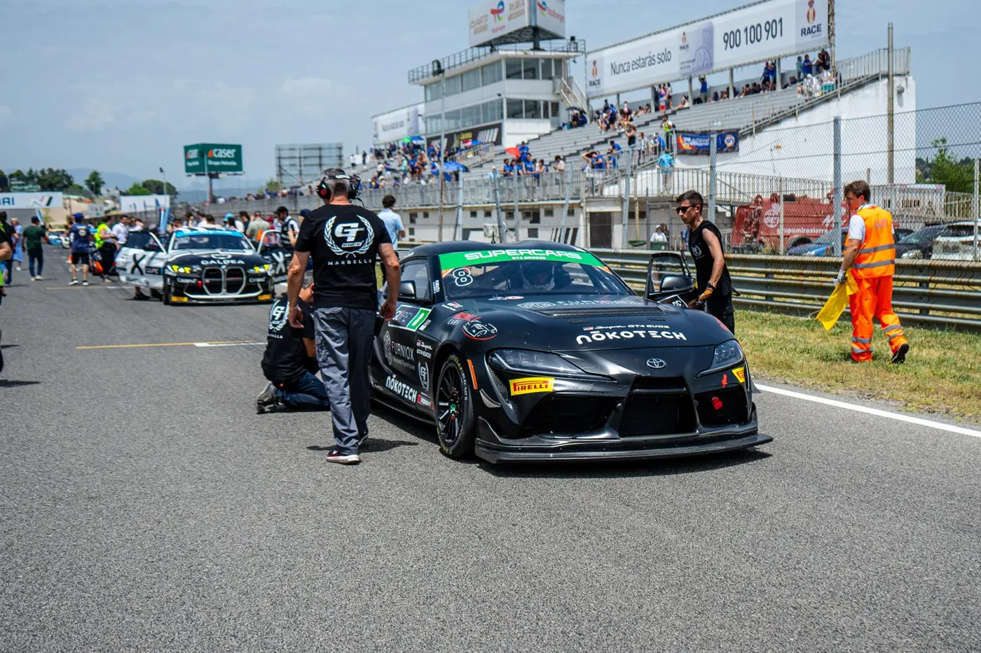 Auto van het GT Race Team op de startgrid