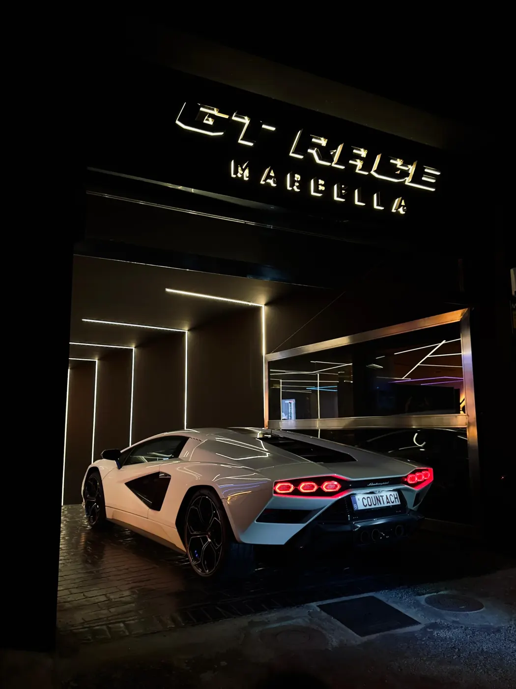 Lamborghini bij de ingang van GT Race Marbella