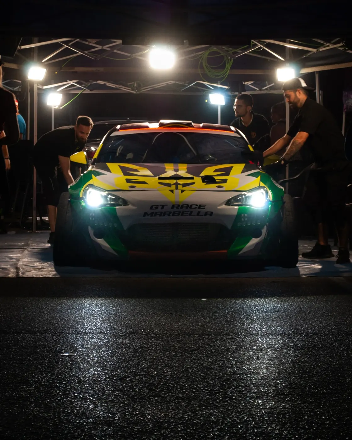 Raceauto ’s nachts klaargemaakt